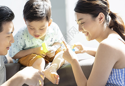 陪儿子玩玩具的父母图片