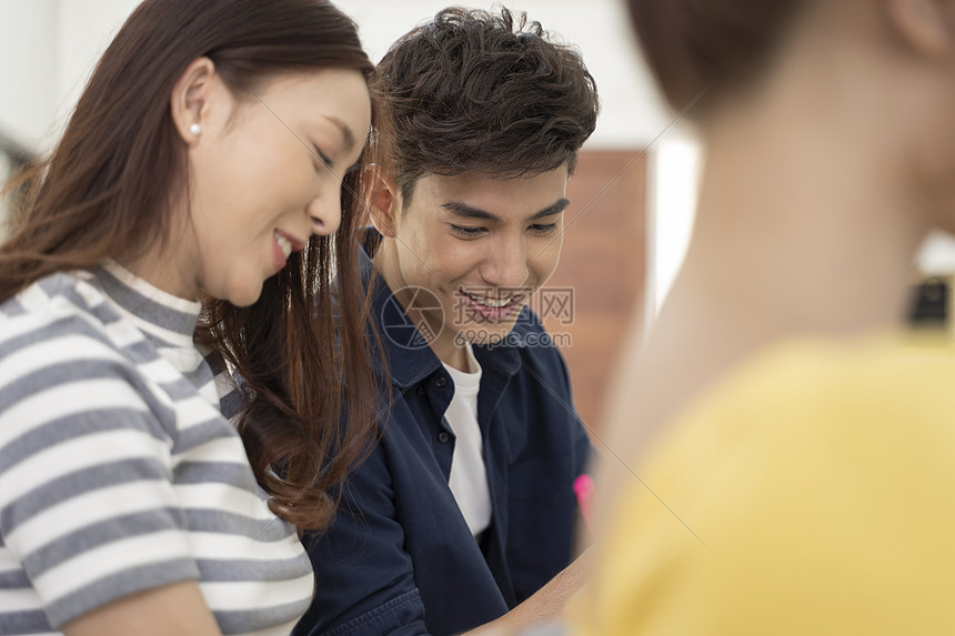 坐在一起的男孩女孩图片