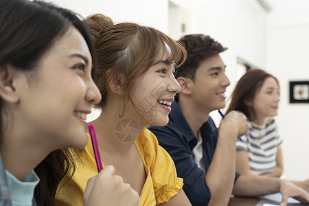 正在上课的青年学生图片