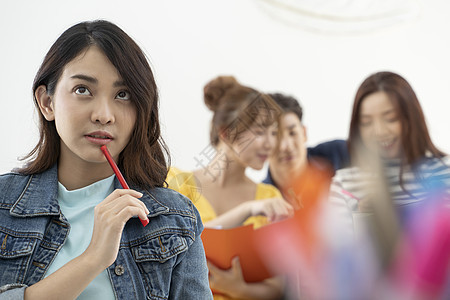 大学生男女校园生活的形象图片