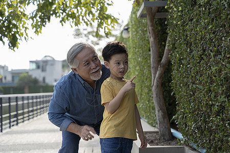 爷爷和孙子街边散步图片