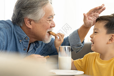 孙子喂爷爷吃饼干图片