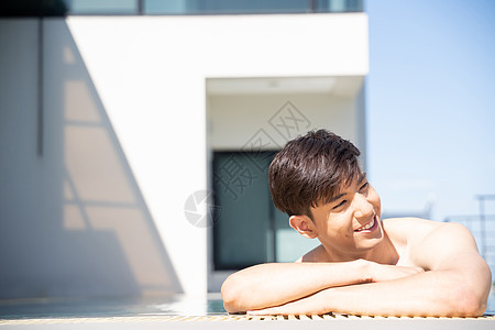 帅哥头像生活照生机勃勃酷单人一个男人在游泳池旁放松背景