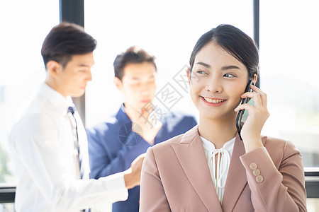 接听电话微笑的职业女性图片