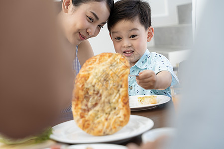 拿着叉子用餐的小男孩图片