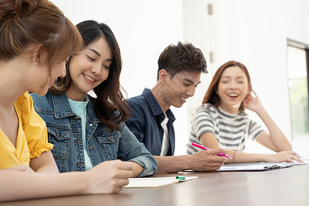 校园课堂上课的大学生图片