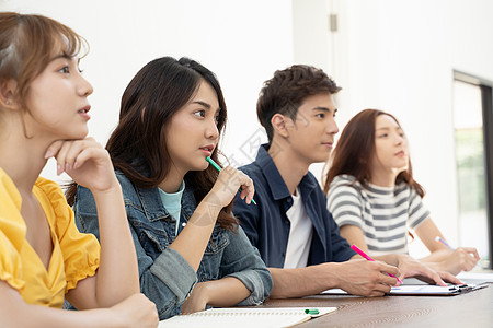 校园课堂上课的大学生图片