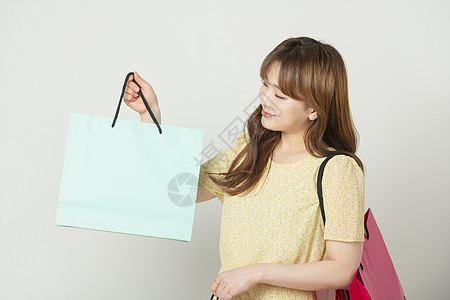 年轻女子购物形象图片