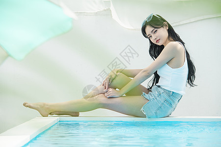 坐在泳池边的夏日美女图片