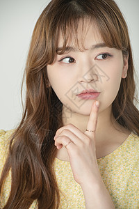 盯着看特写镜头花团美女画报女人图片素材