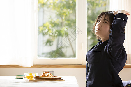 居家独自用餐的青年女子图片