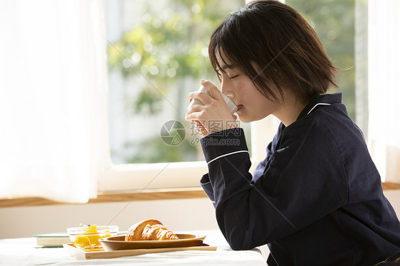 独自吃早餐的年轻女子图片