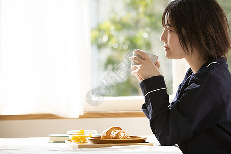 独自吃早餐的年轻女子图片