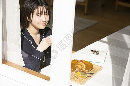 独自吃早餐的年轻女子图片