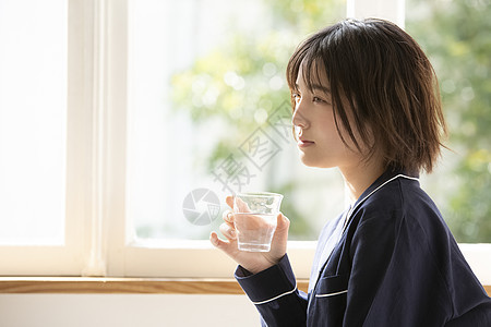 喝水的青年女子图片