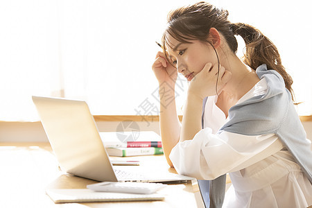 居家办公苦恼的年轻女子图片