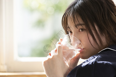 喝水的年轻女子图片