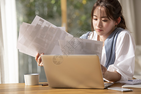 办公看资料的年轻女子图片