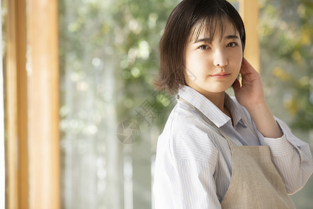 居家穿着围裙的青年女子图片