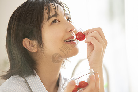 吃番茄的年轻女子图片