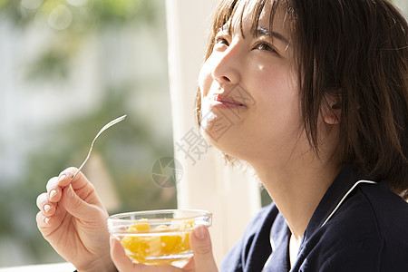 吃水果的年轻女子图片