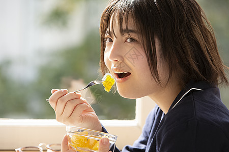 年轻女子吃水果图片