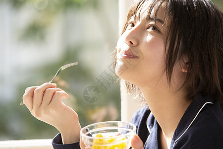 年轻女子吃水果图片