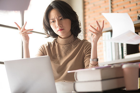 苦恼的商务女性图片