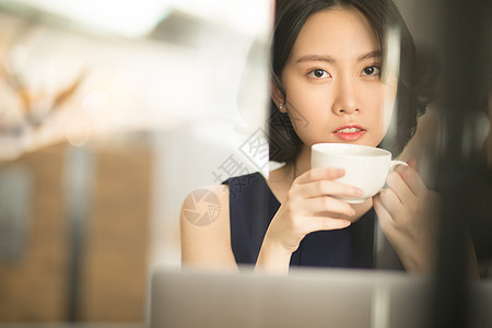 喝咖啡的年轻女子图片