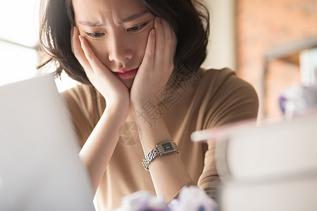 苦恼头疼的商务女性图片