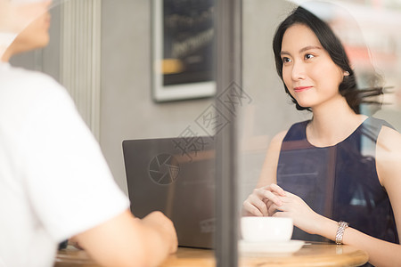 咖啡馆约会的商务女性图片