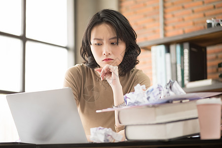 在家办公的居家女性图片