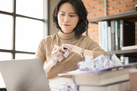 在家办公的居家女性图片