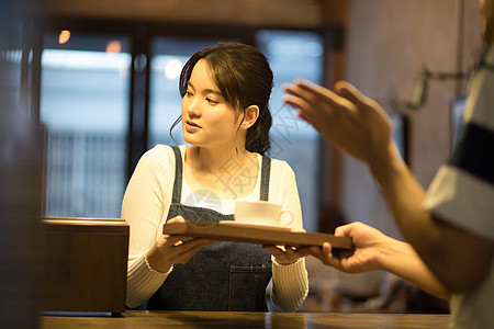 端着托盘的咖啡馆女店员图片