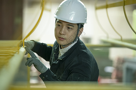 出汗的任务工厂质检员认真工作形象背景