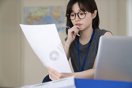 办公室看资料的年轻女子图片