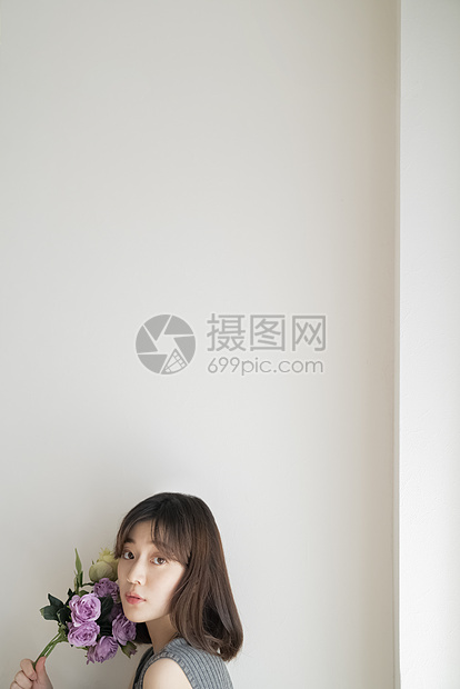 花与少女图片