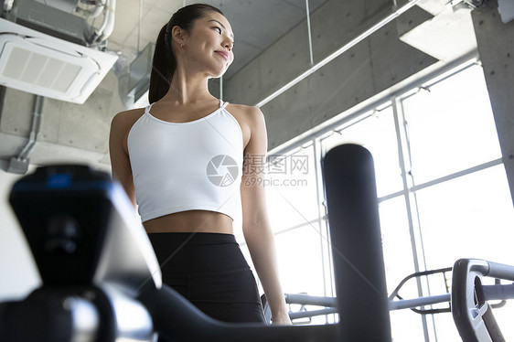 青年女子在健身房锻炼身体图片