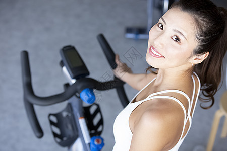 青年女子在健身房锻炼身体图片