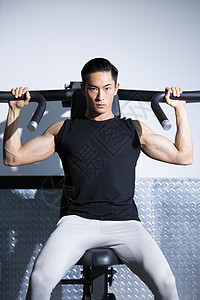 健身房力量训练的成年男子图片
