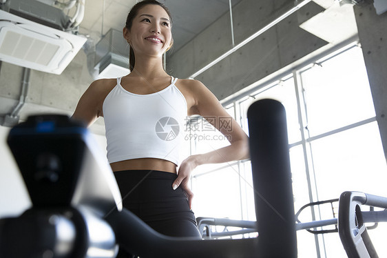 健身房锻炼身体的青年女子图片