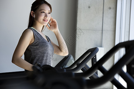 健身房运动锻炼身体的青年女子图片