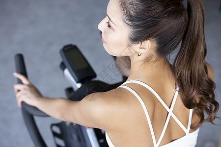 健身房运动锻炼身体的青年女子图片