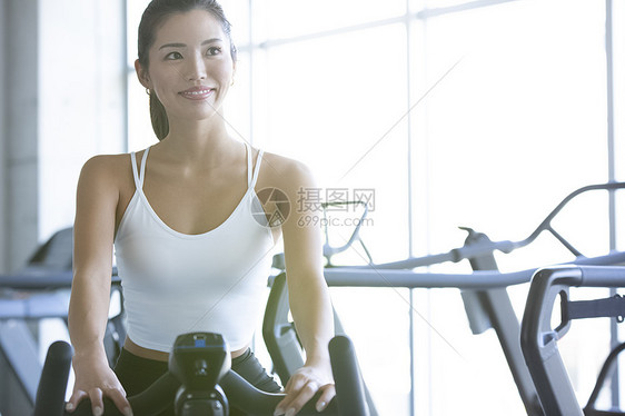 健身房锻炼的人图片
