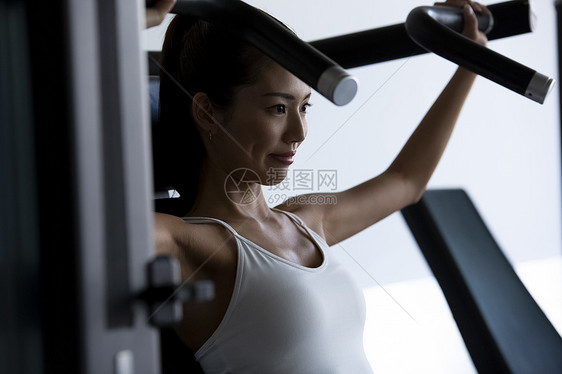 在健身房爱好健身的男女青年图片