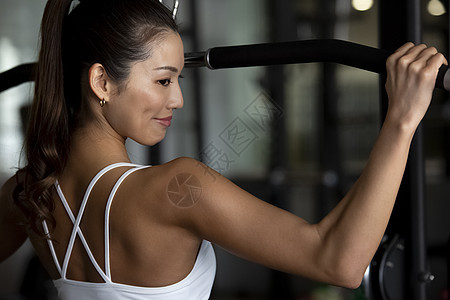 妇女在健身房训练图片