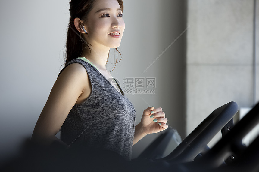 青年美女在健身房锻炼身体图片