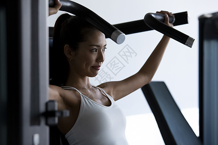 健身房运动锻炼的年轻女子图片