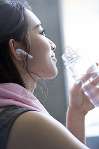 健身房锻炼的青年男女图片