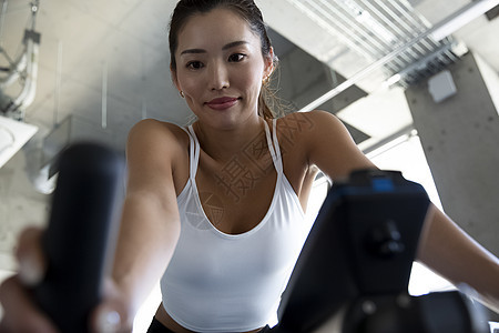 健身房锻炼的青年男女图片